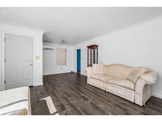 2760 E St, Springfield, OR 97477