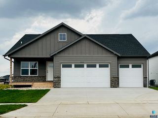 2805 S Copper Creek Ave Avenue, Sioux Falls, SD 57110