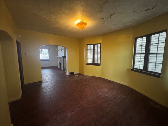 504 Stratmore St, Crafton Heights, PA 15205