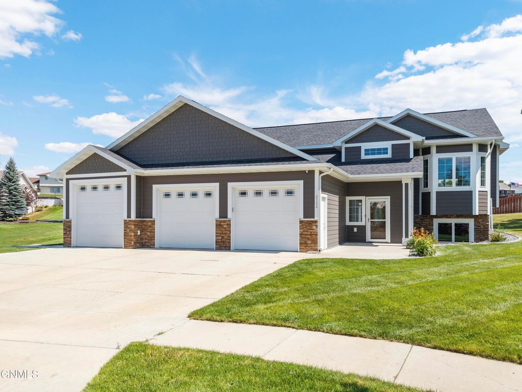 2304 Eastview Place SE, Mandan, ND 58554 photo 1