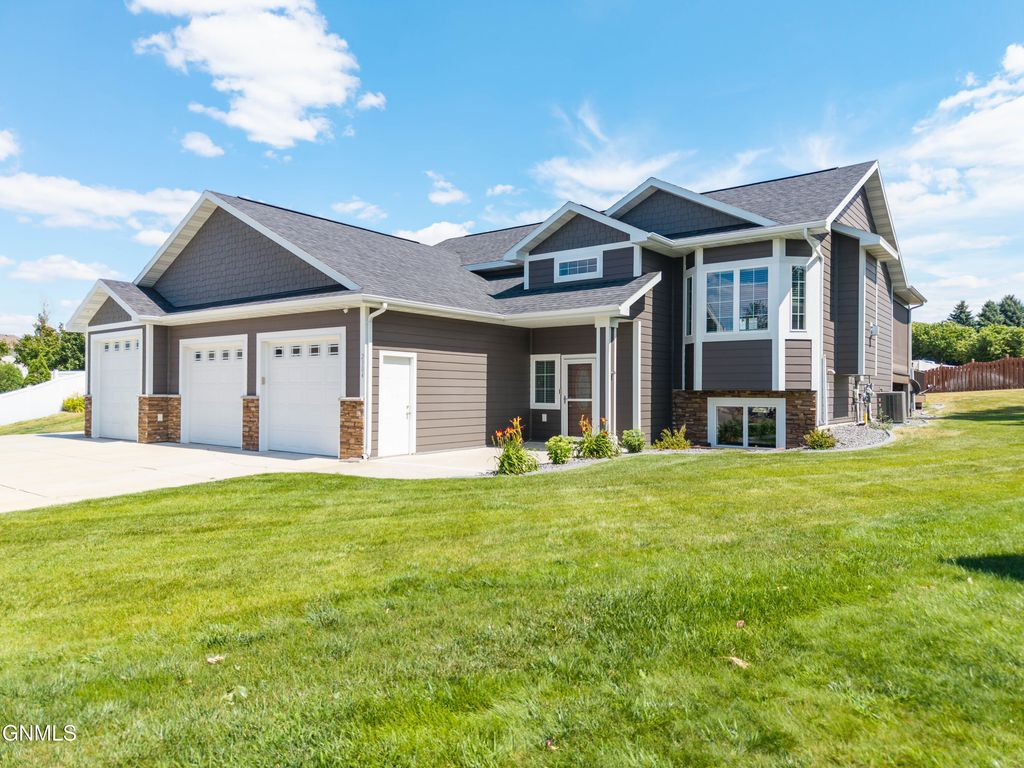 2304 Eastview Place SE, Mandan, ND 58554 photo 2