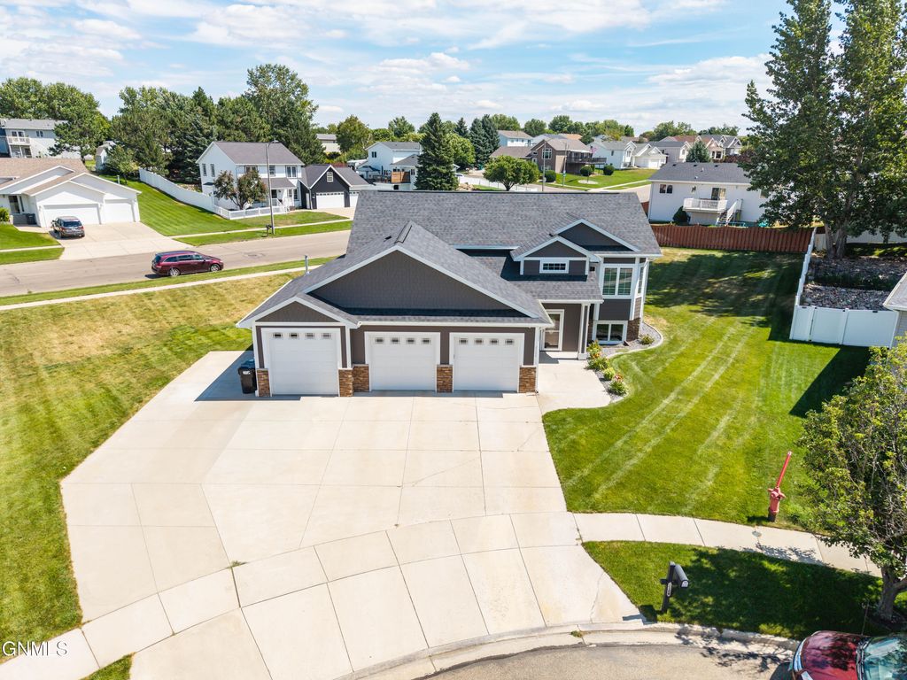 2304 Eastview Place SE, Mandan, ND 58554 photo 3