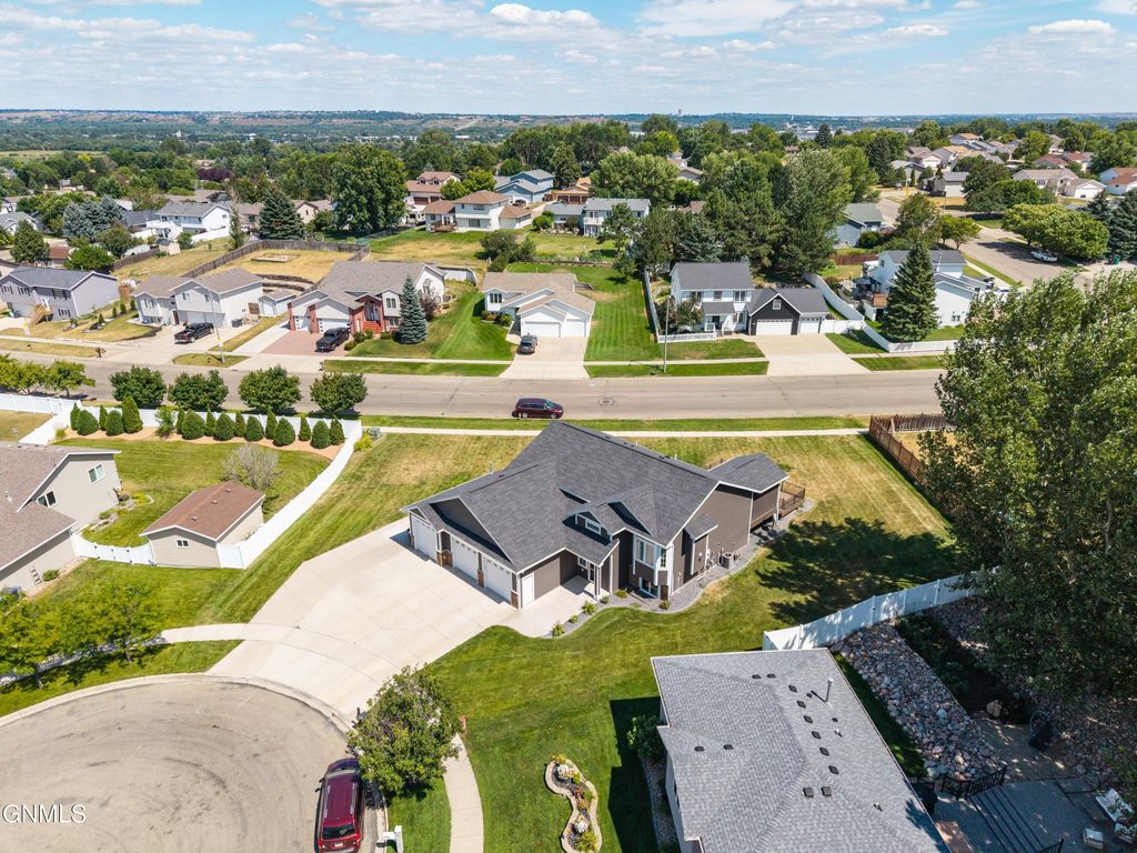 2304 Eastview Place SE, Mandan, ND 58554 photo 4