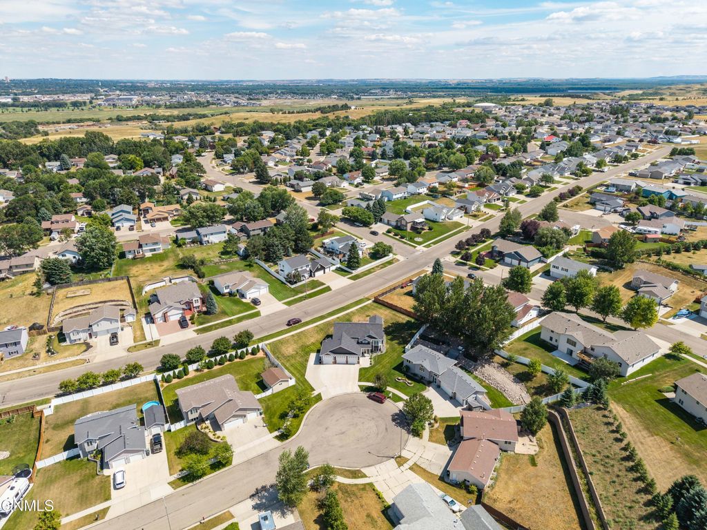 2304 Eastview Place SE, Mandan, ND 58554 photo 5