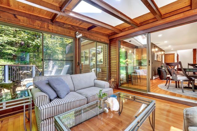 26 Old Stagecoach Rd, Bedford, MA 01730