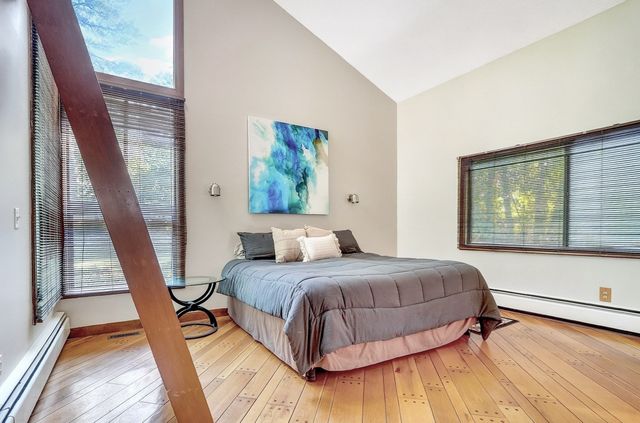 26 Old Stagecoach Rd, Bedford, MA 01730