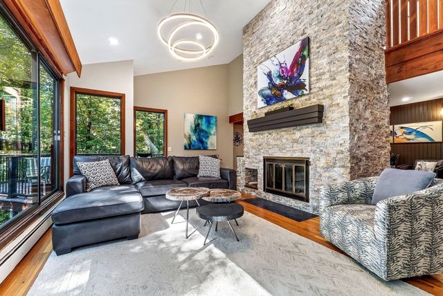 26 Old Stagecoach Rd, Bedford, MA 01730