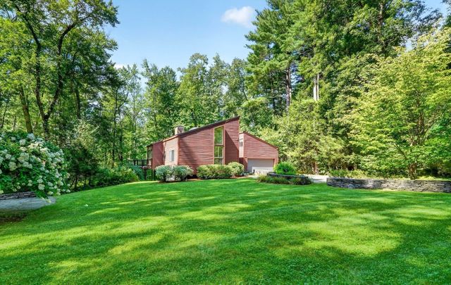 26 Old Stagecoach Rd, Bedford, MA 01730