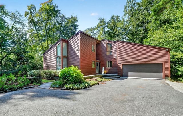 26 Old Stagecoach Rd, Bedford, MA 01730