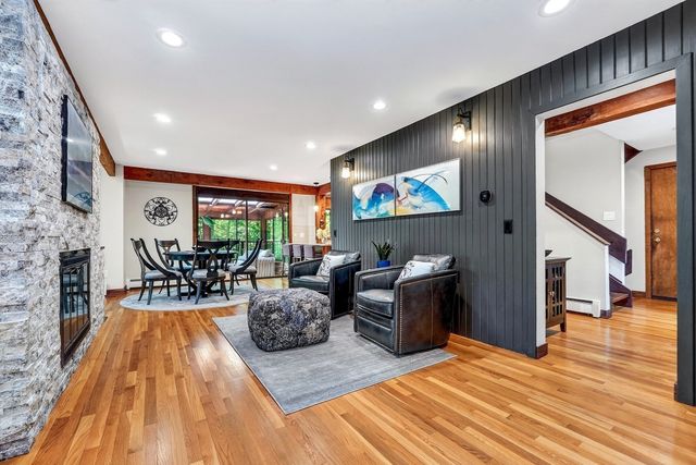 26 Old Stagecoach Rd, Bedford, MA 01730