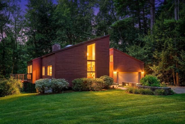 26 Old Stagecoach Rd, Bedford, MA 01730