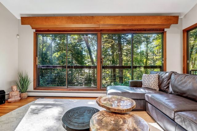 26 Old Stagecoach Rd, Bedford, MA 01730