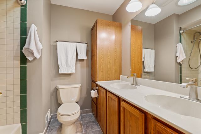 17W435 Concord Place, Darien, IL 60561