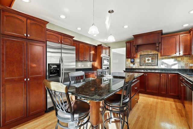 17W435 Concord Place, Darien, IL 60561