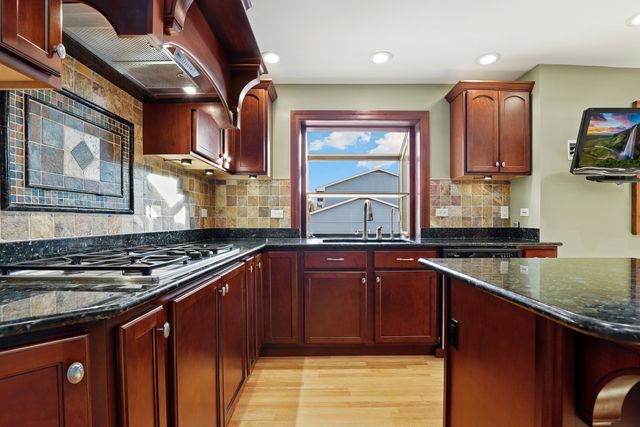 17W435 Concord Place, Darien, IL 60561