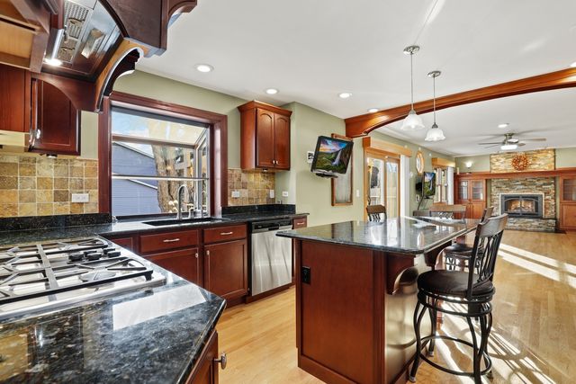 17W435 Concord Place, Darien, IL 60561