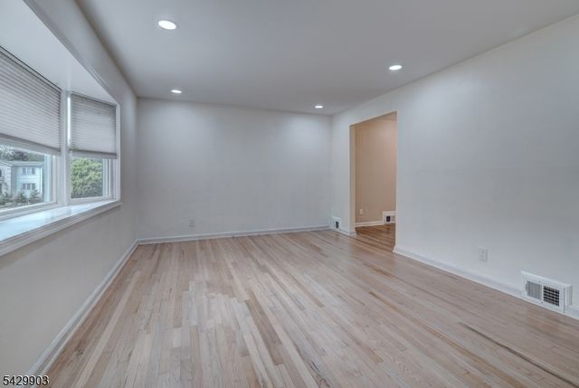 9 Park Dr, Livingston Twp., NJ 07039