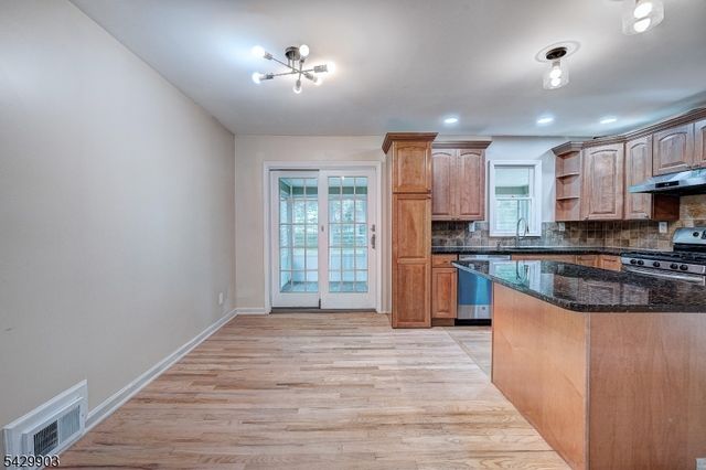9 Park Dr, Livingston Twp., NJ 07039