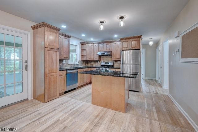 9 Park Dr, Livingston Twp., NJ 07039