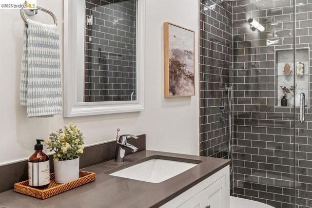 322 Hanover Ave 212, Oakland, CA 94606