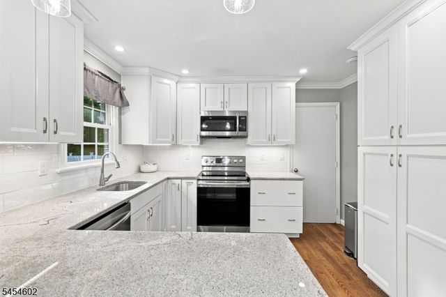 5 Old Farmers Rd, Washington Twp., NJ 07853