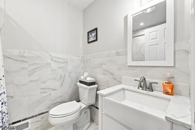5 Old Farmers Rd, Washington Twp., NJ 07853