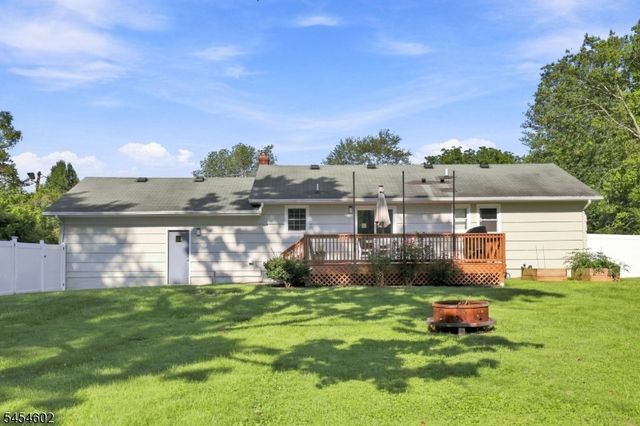 5 Old Farmers Rd, Washington Twp., NJ 07853