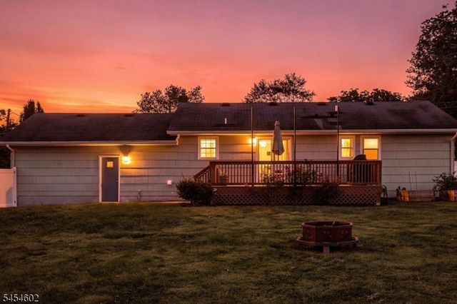 5 Old Farmers Rd, Washington Twp., NJ 07853