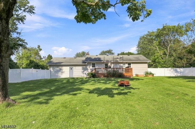 5 Old Farmers Rd, Washington Twp., NJ 07853