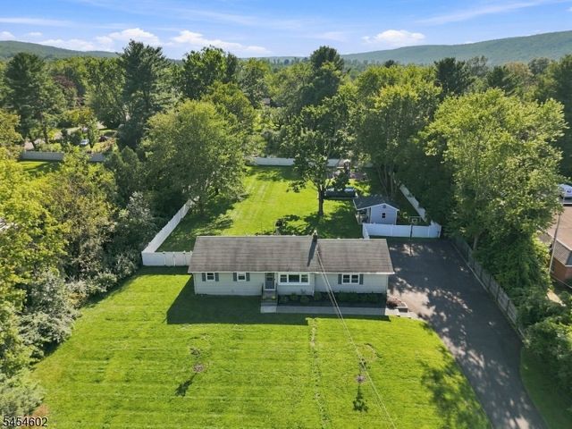 5 Old Farmers Rd, Washington Twp., NJ 07853