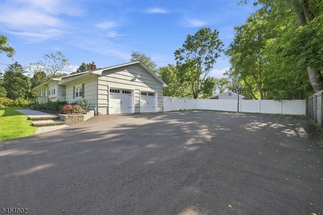 5 Old Farmers Rd, Washington Twp., NJ 07853