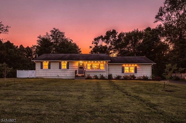 5 Old Farmers Rd, Washington Twp., NJ 07853