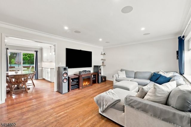 5 Old Farmers Rd, Washington Twp., NJ 07853