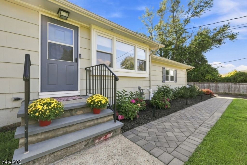 5 Old Farmers Rd, Washington Twp., NJ 07853