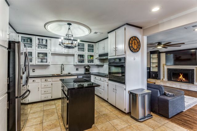 116 Montreal Drive, Hurst, TX 76054