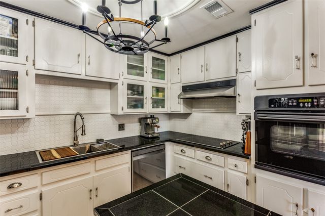 116 Montreal Drive, Hurst, TX 76054