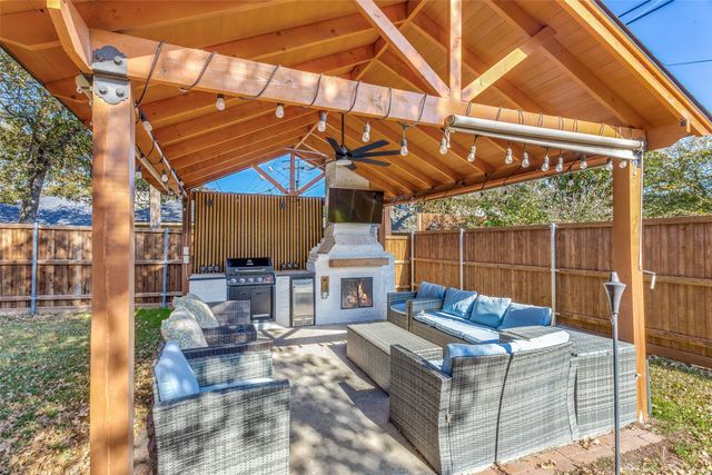 116 Montreal Drive, Hurst, TX 76054