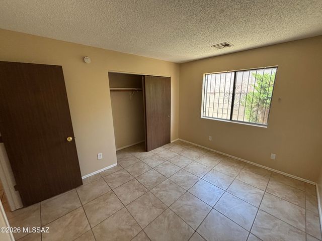 1725 W Sauvignon Drive, Tucson, AZ 85746
