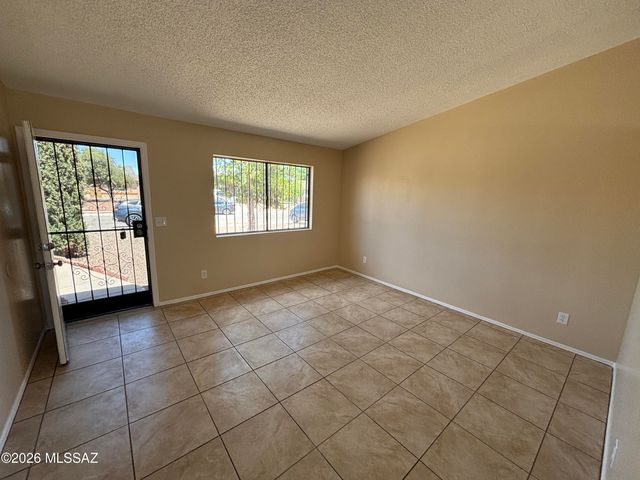 1725 W Sauvignon Drive, Tucson, AZ 85746