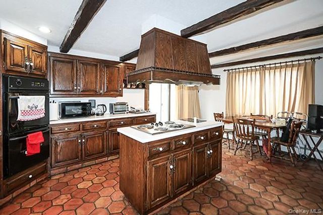 45 Weir Lane, Locust Valley, NY 11560