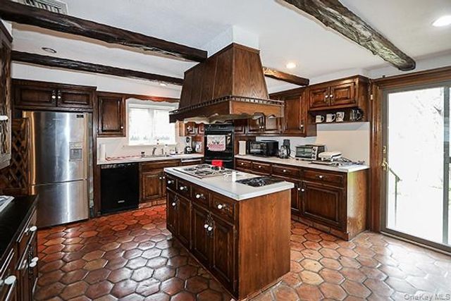 45 Weir Lane, Locust Valley, NY 11560