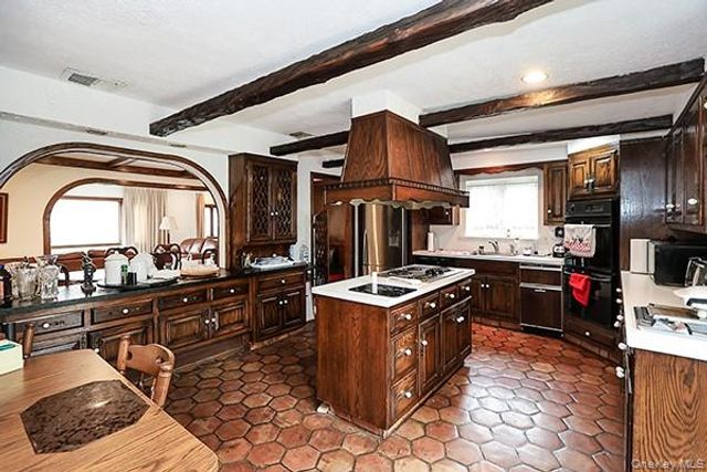 45 Weir Lane, Locust Valley, NY 11560