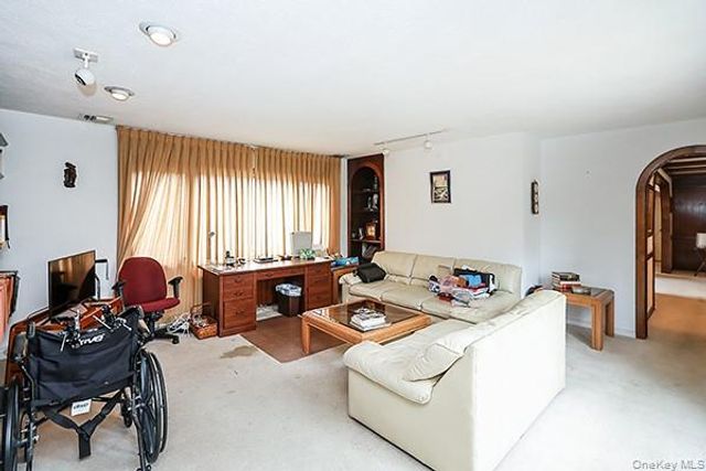 45 Weir Lane, Locust Valley, NY 11560