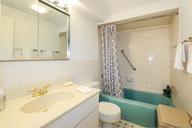 45 Weir Lane, Locust Valley, NY 11560