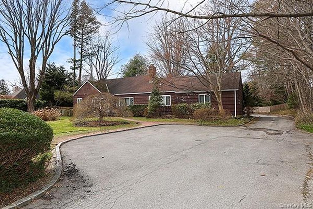 45 Weir Lane, Locust Valley, NY 11560