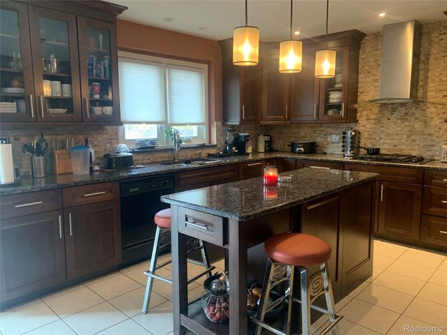 48711 Cross Creek Drive, Macomb Township, MI 48044