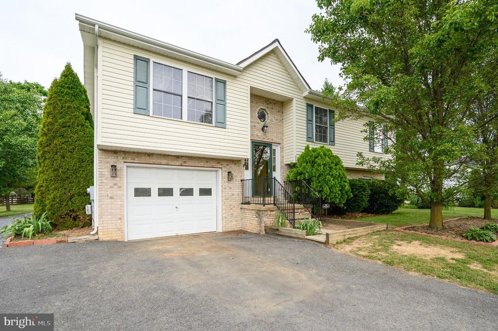 73 PARAGON DR, Bunker Hill, WV 25413