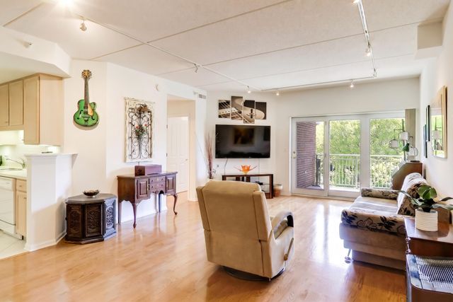 445 Village Green 308, Lincolnshire, IL 60069