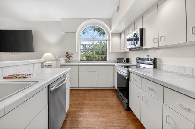 8073 Aberdeen Drive 201, Boynton Beach, FL 33472