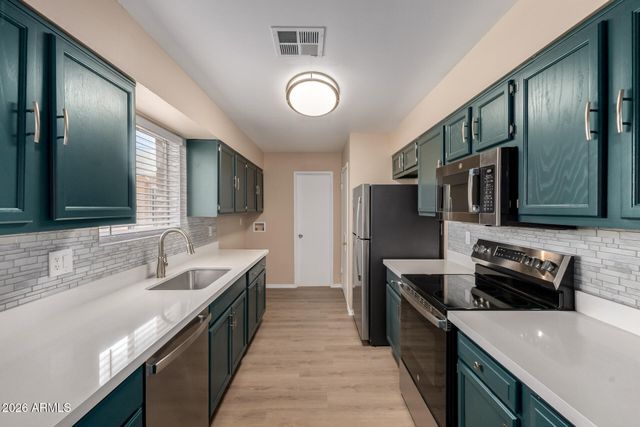 3136 W VOLTAIRE Avenue, Phoenix, AZ 85029